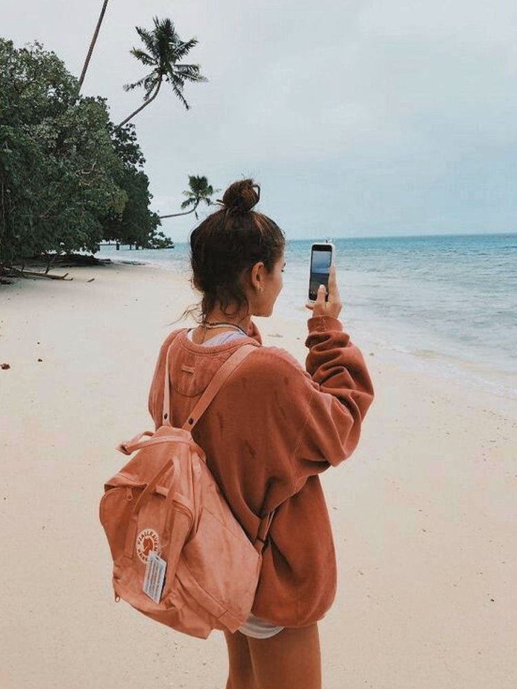 Блондинка с каре со спины