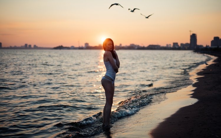 Девушка на море в воде