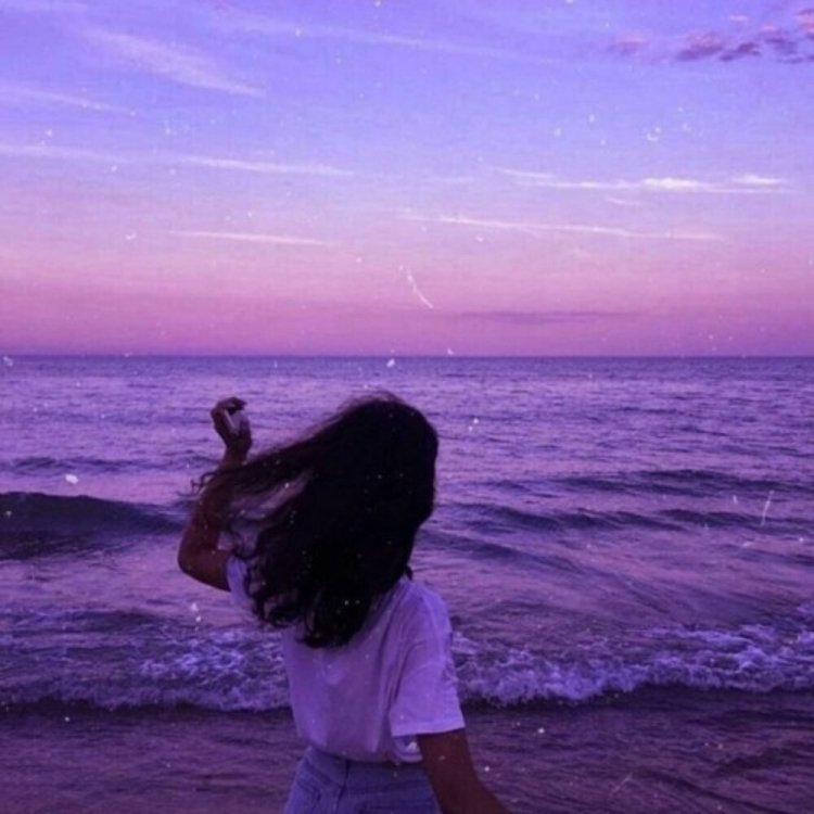 Девушка с черными волосами в купальнике