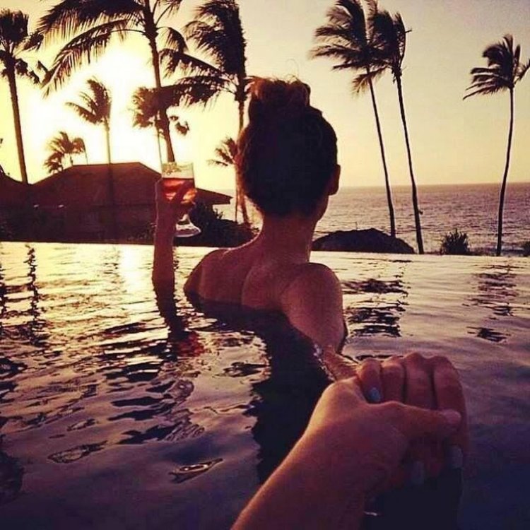 Девушка с короткими волосами на море