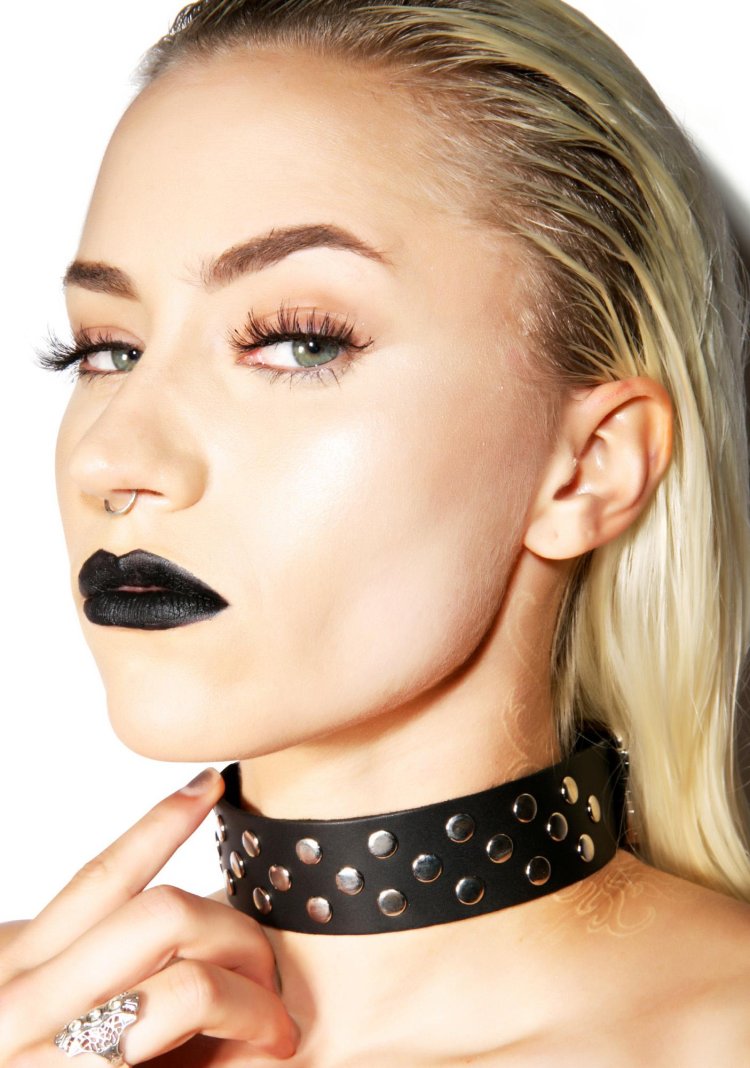 Девушка с чокером на шее