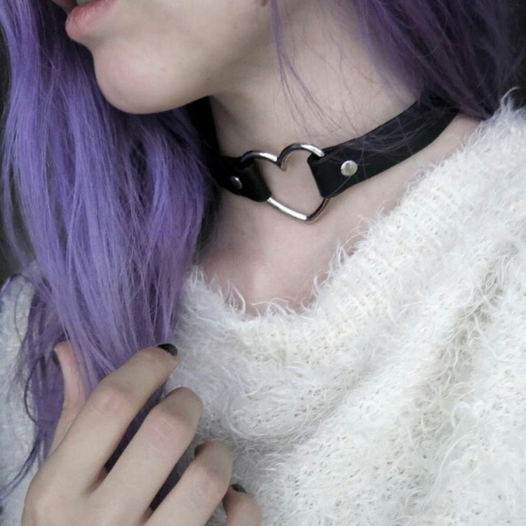 Девушка с чокером