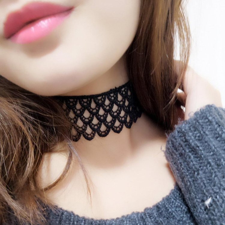 Девушка с чокером на шее