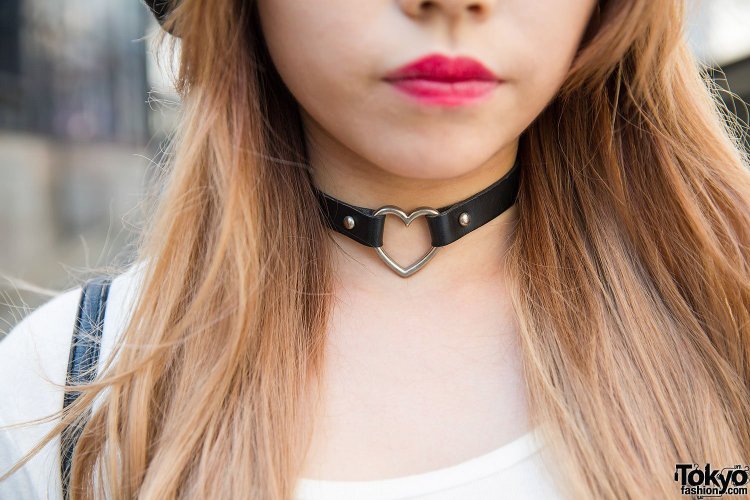 Чокер на девушке