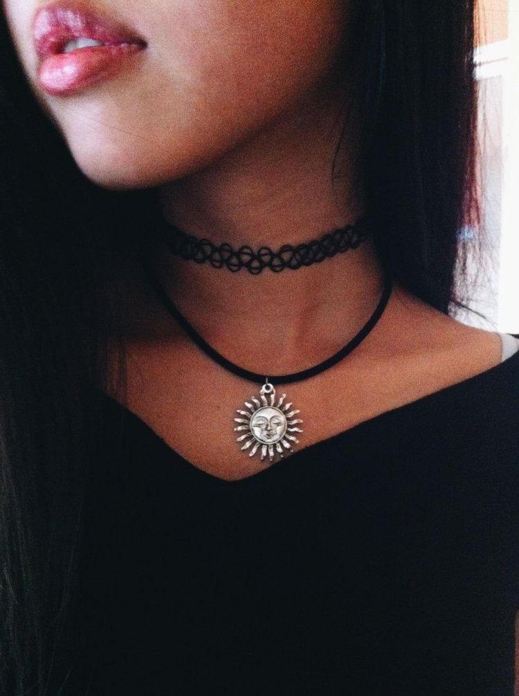 Чокер на девушке