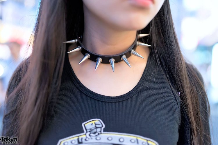 Блондинка с чокером