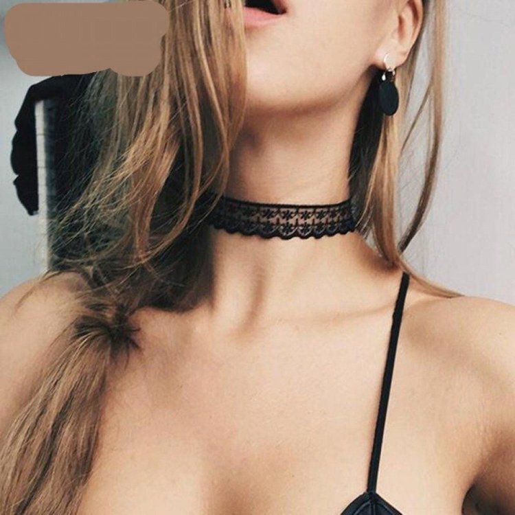 Чокер на девушке