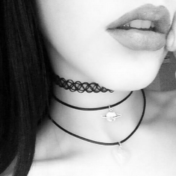 Девушка с чокером