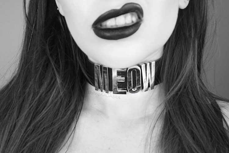 Девушка с чекером