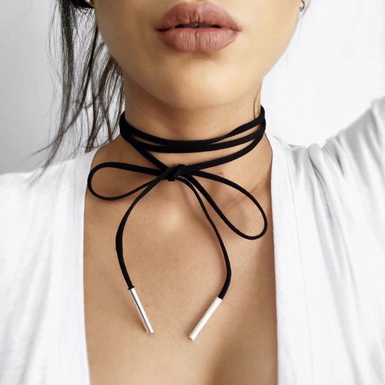 Чокер на шее