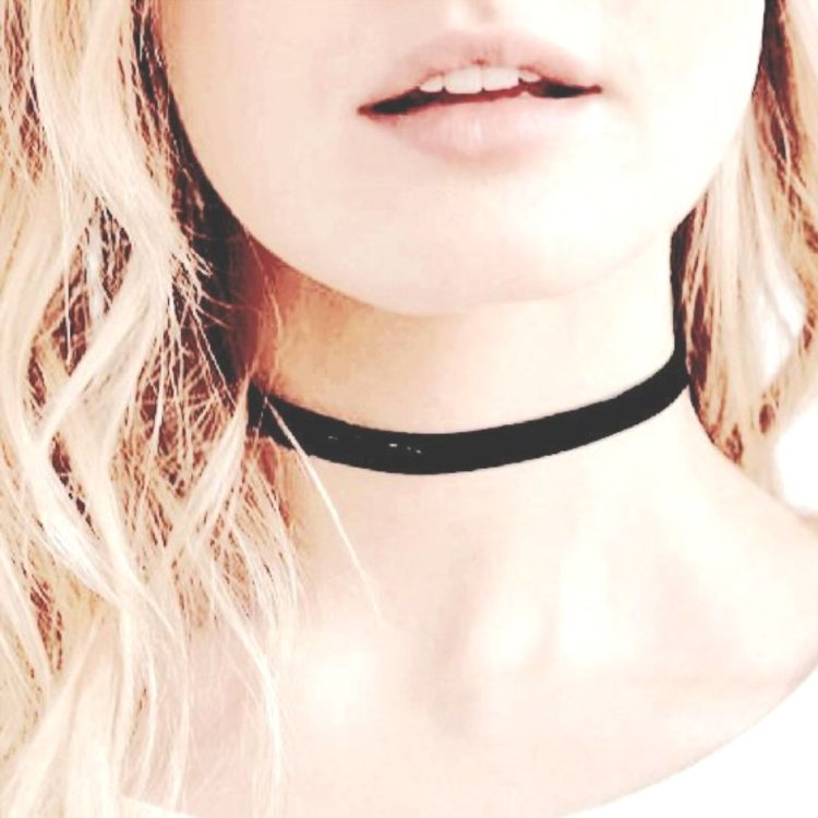 Девушка с чокером