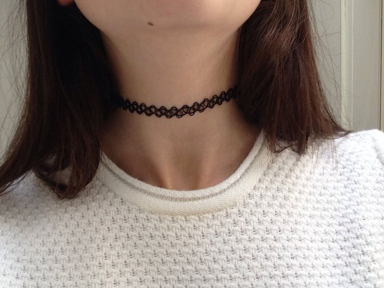 Девушка с чокером