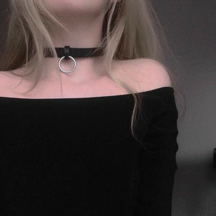 Девушка с чокером