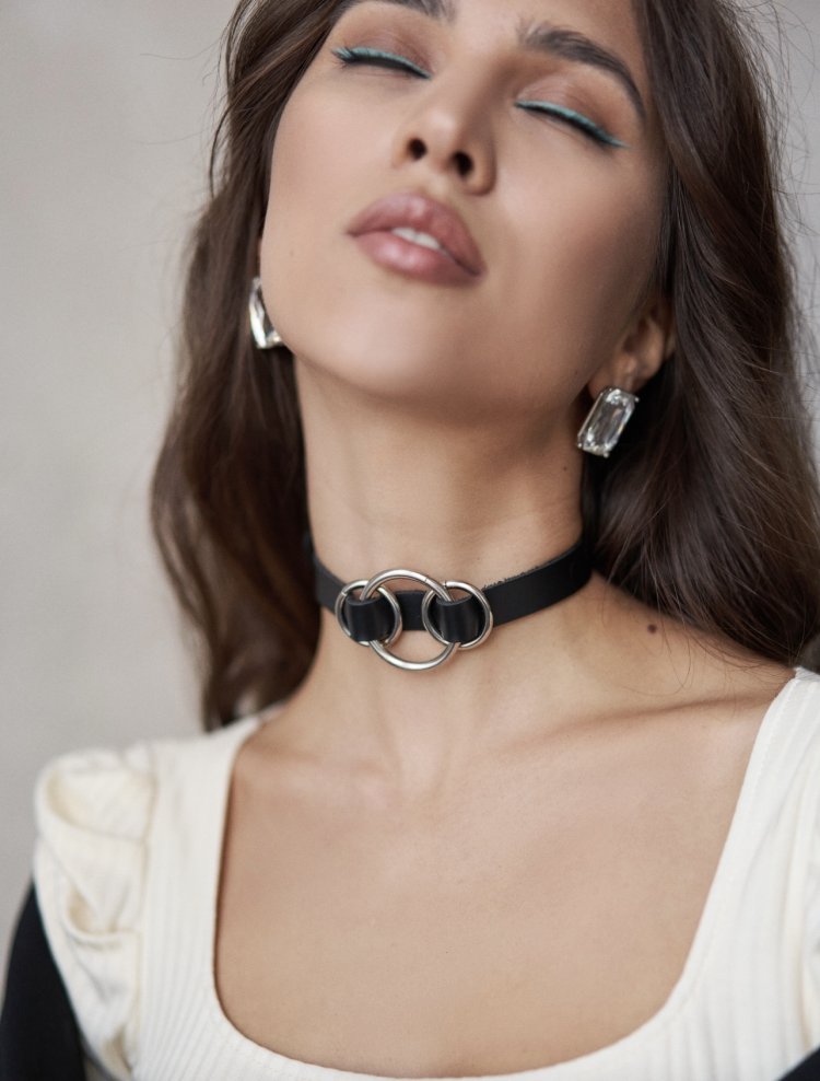 Чокер с шипами на девушке