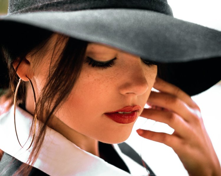 Черная шляпа красные губы