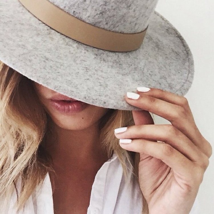 Роковая женщина в шляпе