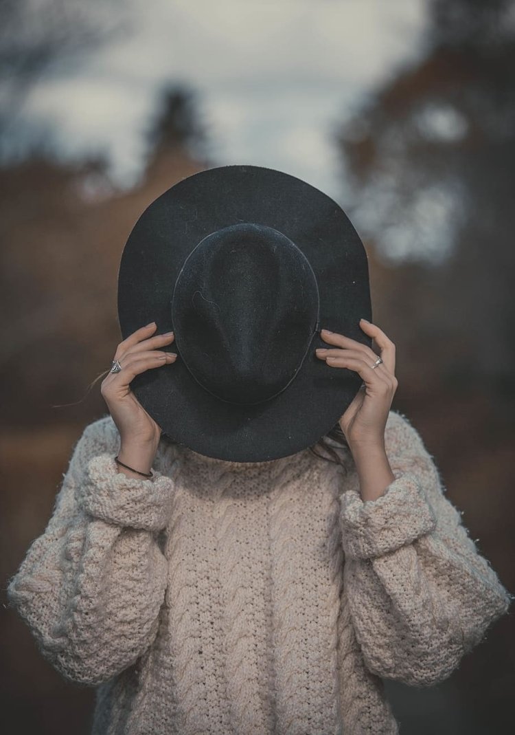 Девушка в шляпе сидит