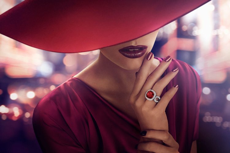 Женщина в черной шляпе