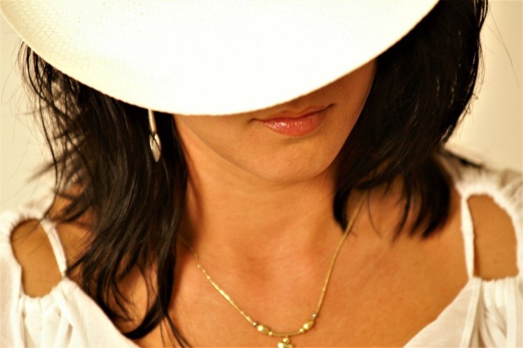 Девушка скрывает лицо