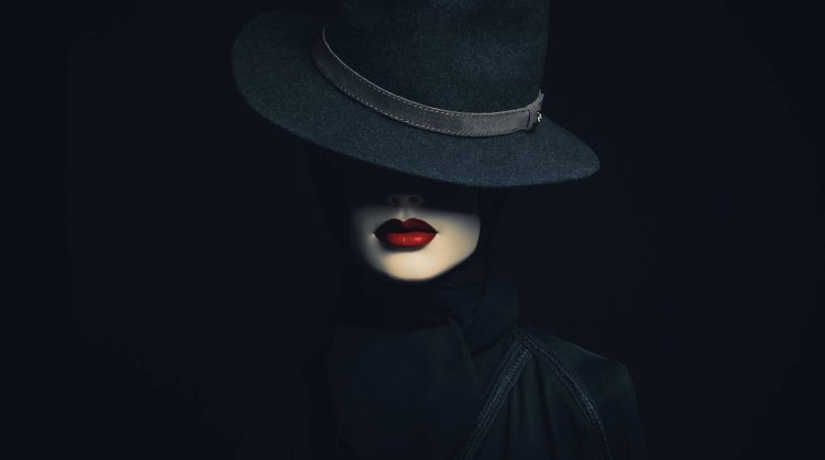 Женщина в шляпе с мундштуком