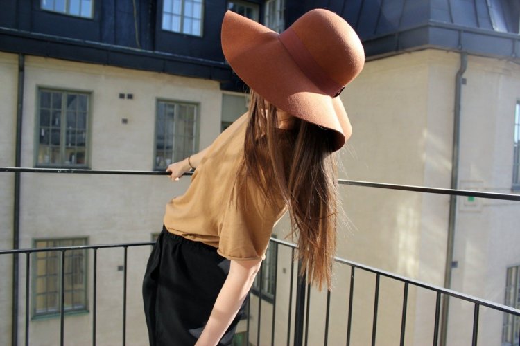 Девушка в шляпе без лица