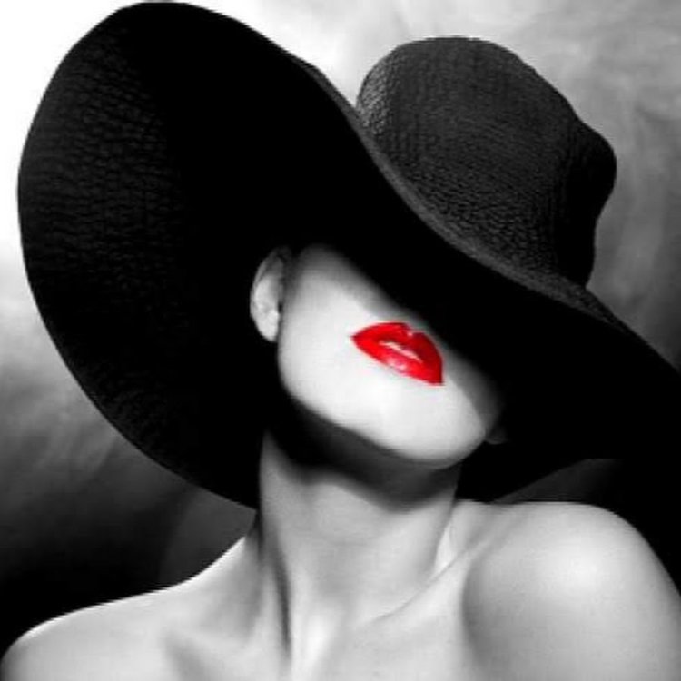 Женщина в шляпе без лица