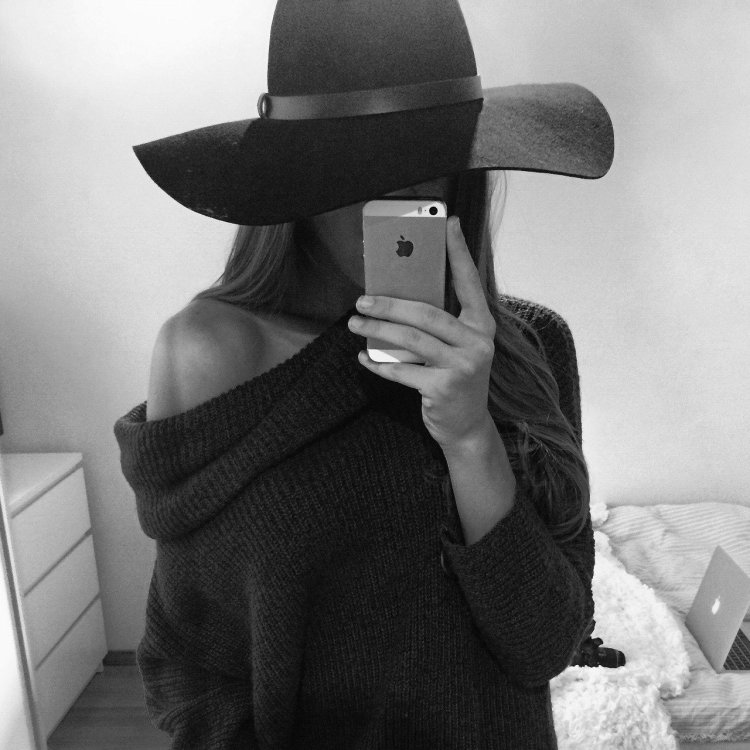 Девушка в шляпе вечером