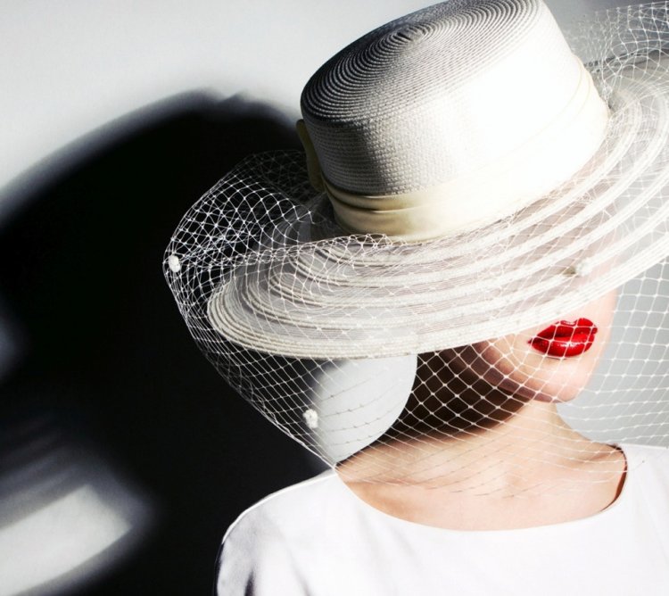 Брюнетка в шляпе