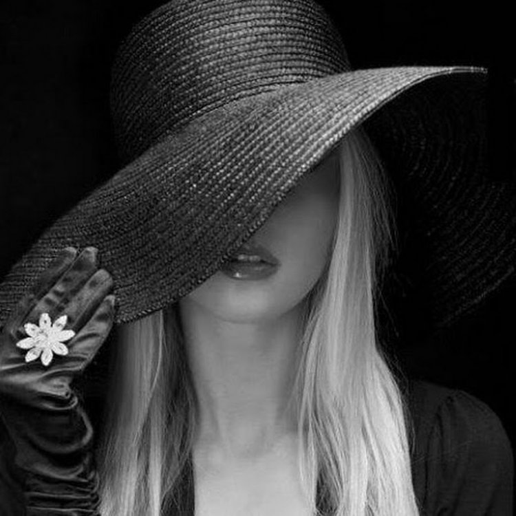 Девушка в шляпе закрывающей лицо