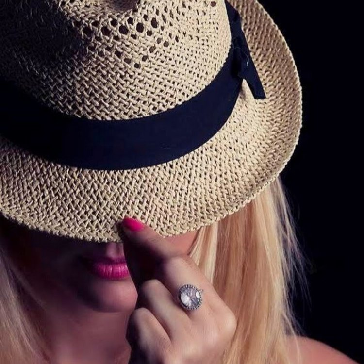 Девушка в шляпе