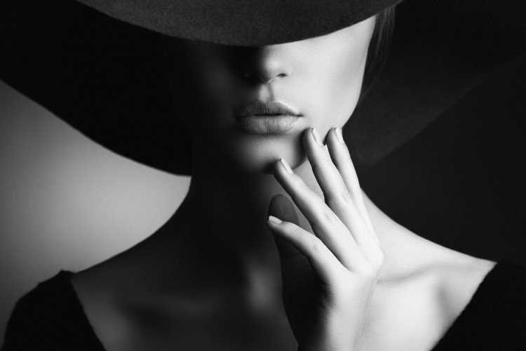 Блондинка в черной шляпе