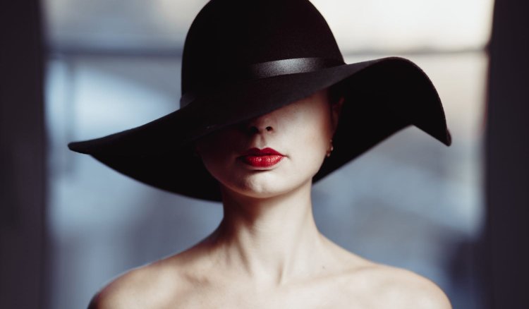 Девушка в шляпе закрывающей лицо