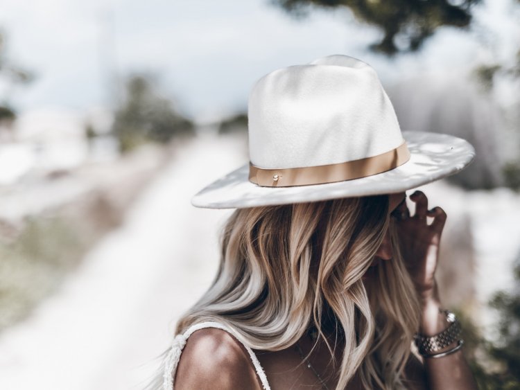 Блондинка в шляпе