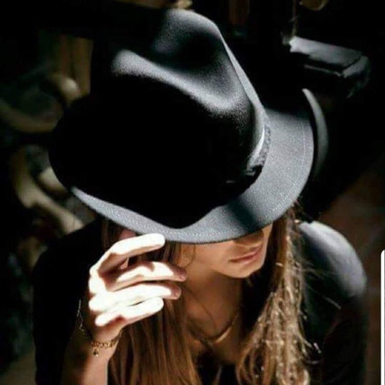 Моника Беллуччи в шляпке с вуалью