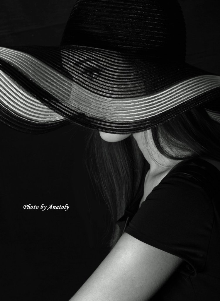 Девушка в шляпе черно белое
