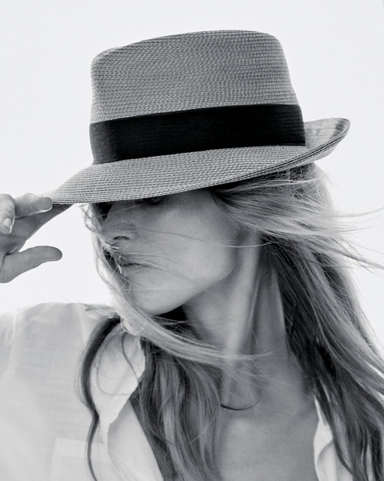 Блондинка в шляпе