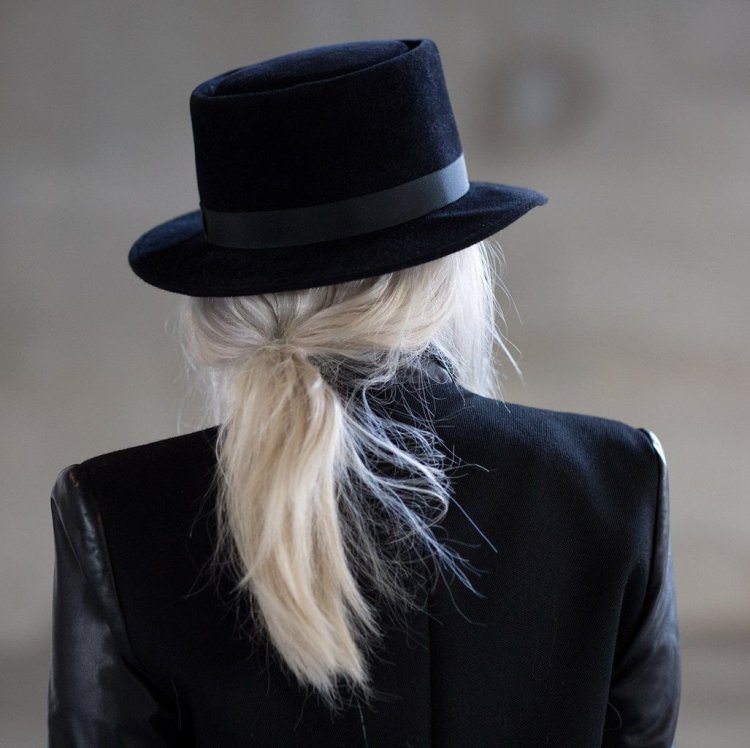 Девушка в шляпе