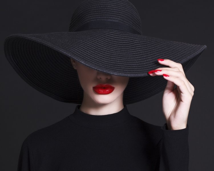 Девушка в шляпе с красными губами
