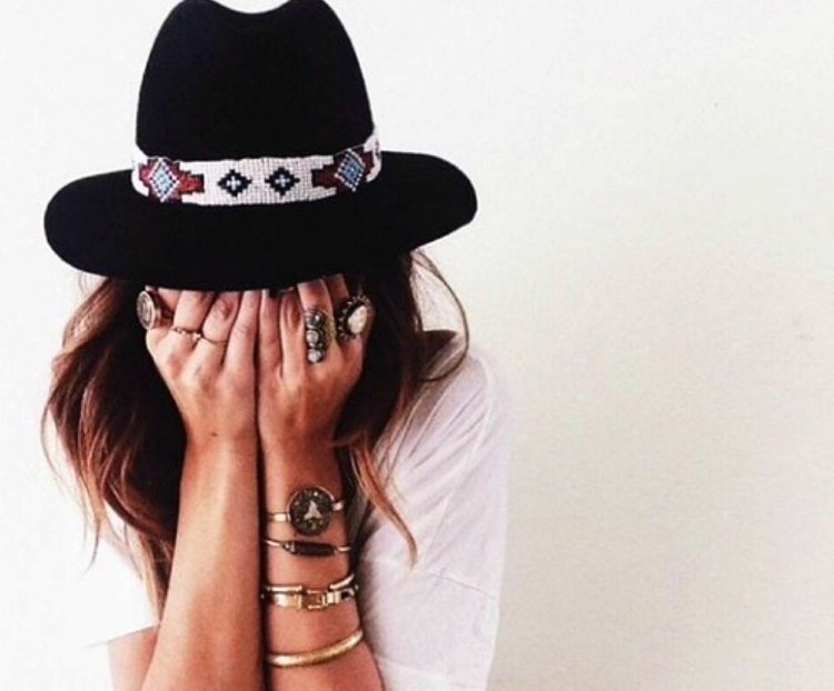 Девушка в шляпе в профиль