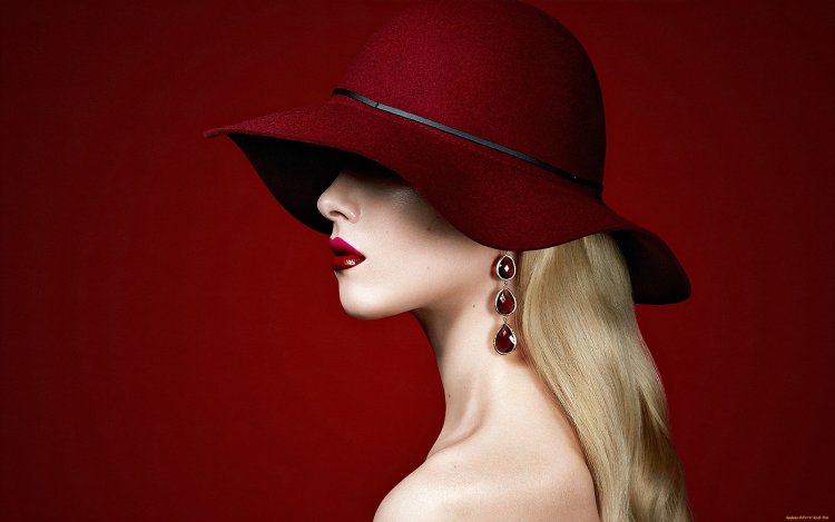 Красивая блондинка в шляпе