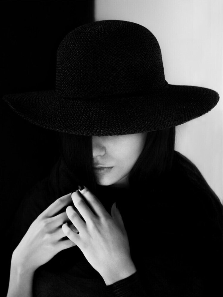 Девушка в черной шляпе