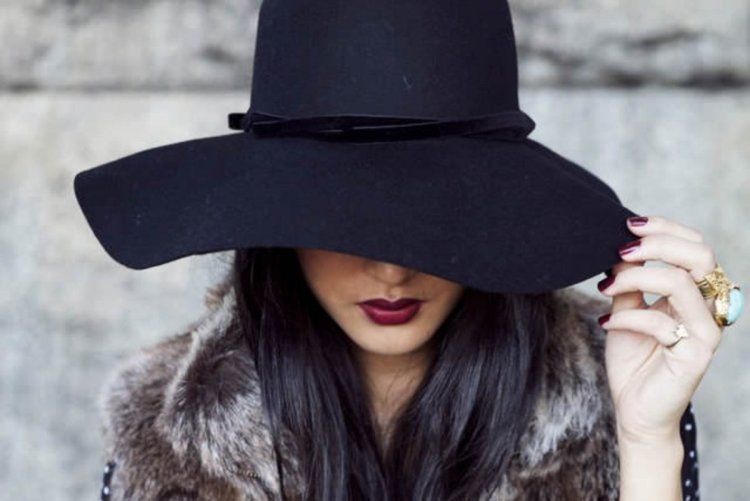 Девушка в черной шляпе