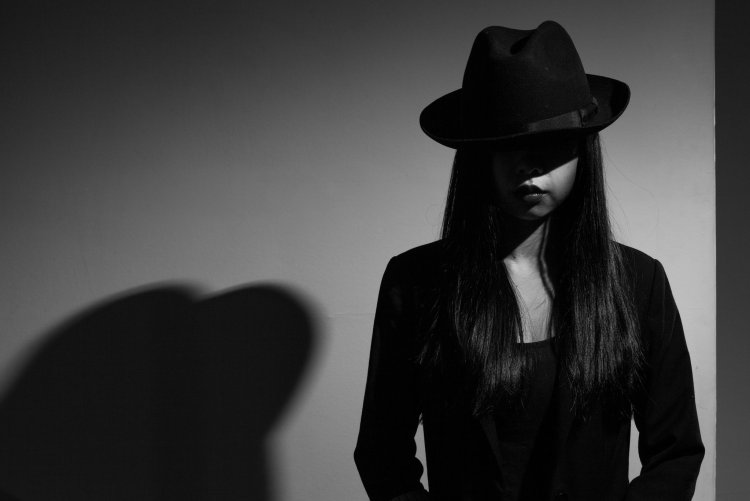 Таинственная девушка в шляпе