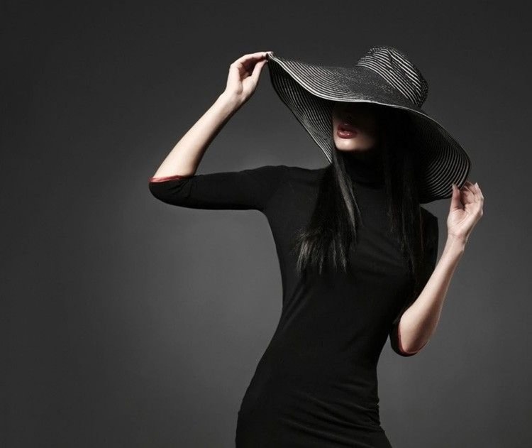 Девушки в шляпах дома