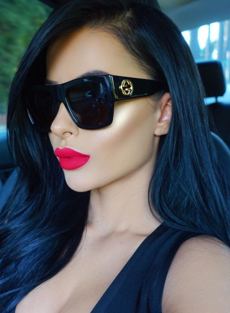 Брюнетка с красными губами