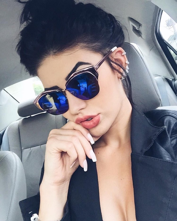 Девушка с темными волосами в очках