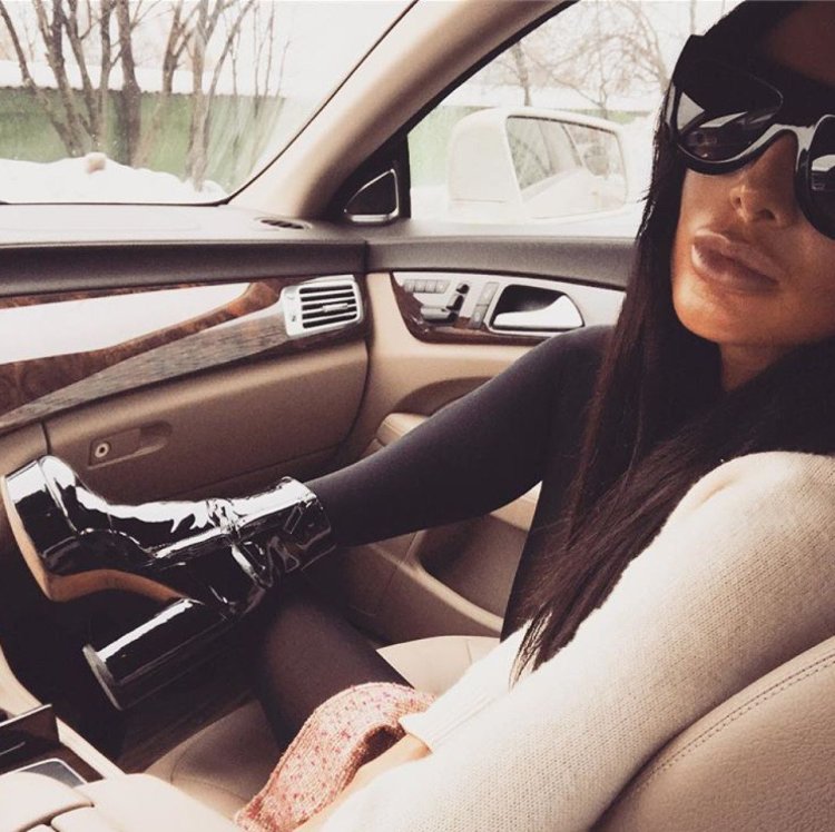 Дерзкая брюнетка