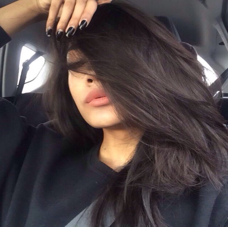 Девушка брюнетка с длинными волосами сэльфи