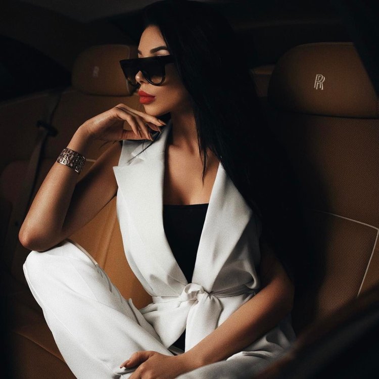 Niece Waidhofer в очках