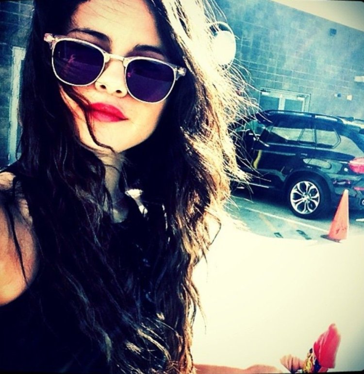 Селена гомес в очках солнечных